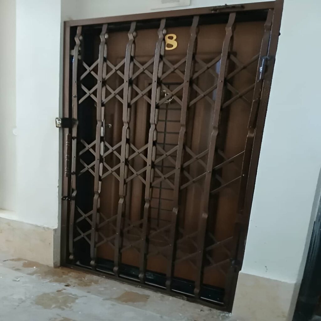 خرید حفاظ پشت درب آپارتمان ریلی مدل ساده