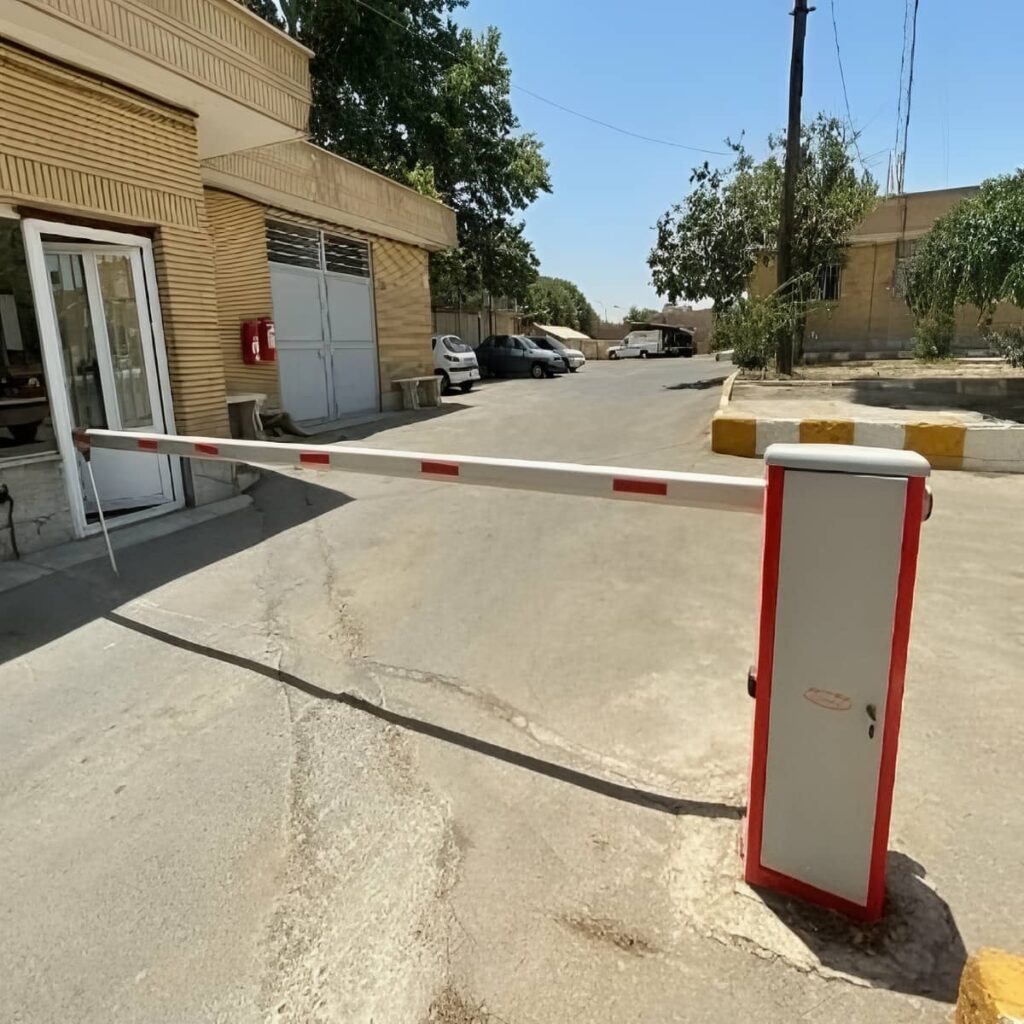 نصب راهبند زنجیری محوطه باز با فتوسل ایمنی
