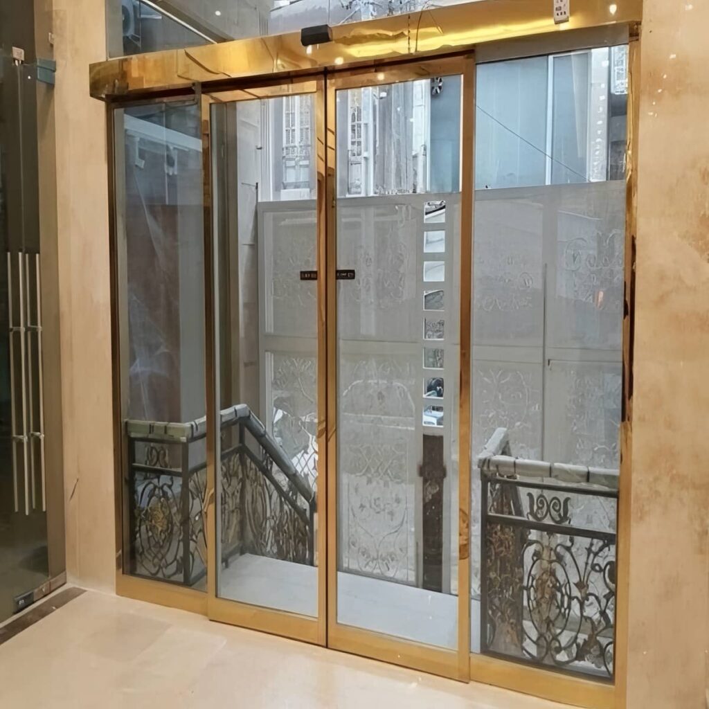 نصب درب شیشه ای فریم دار با پروفیل مشکی
