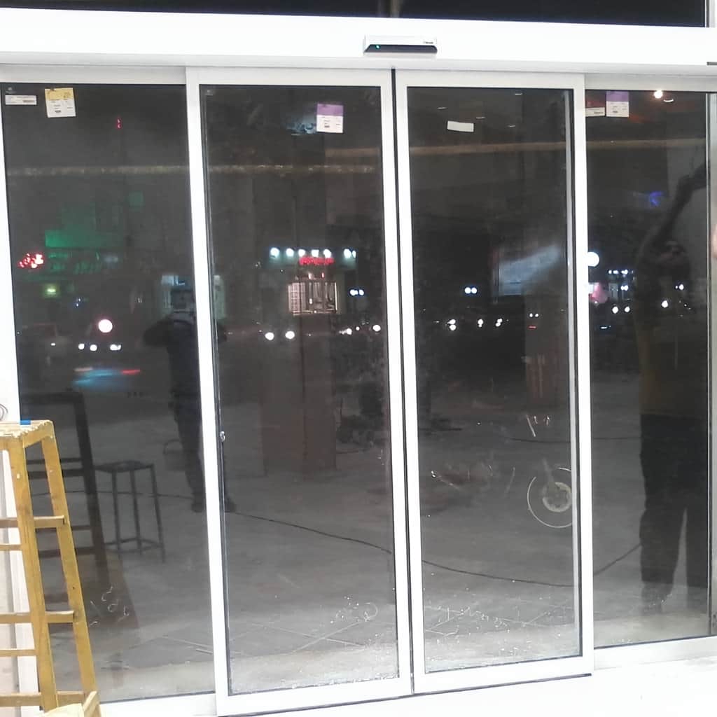 نصب درب شیشه ای اتوماتیک دو لت در ورودی فروشگاه