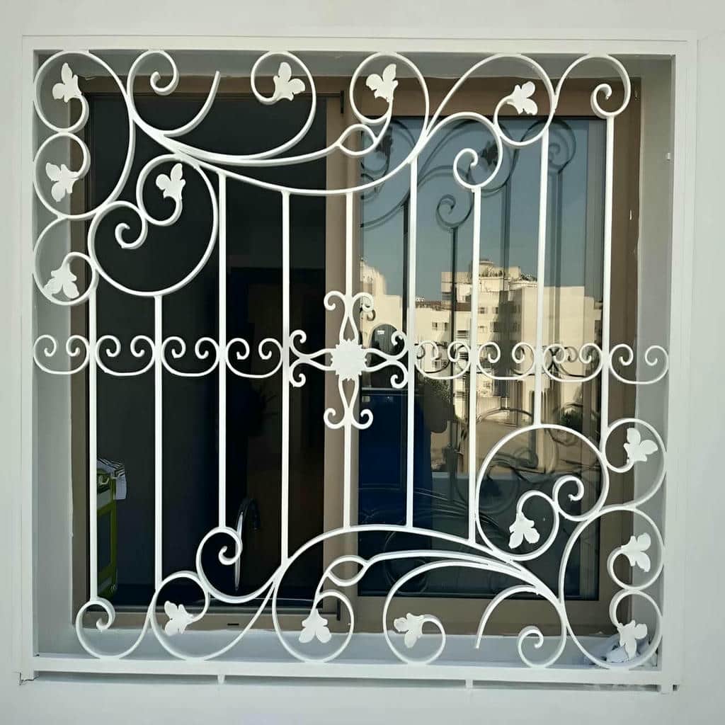 نصب حفاظ پنجره شیک قاب دار روی نمای ساختمان