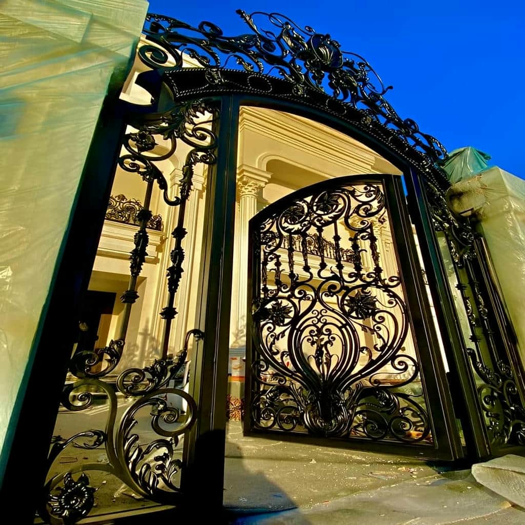سفارش درب حیاط نمای آجری مینیمال