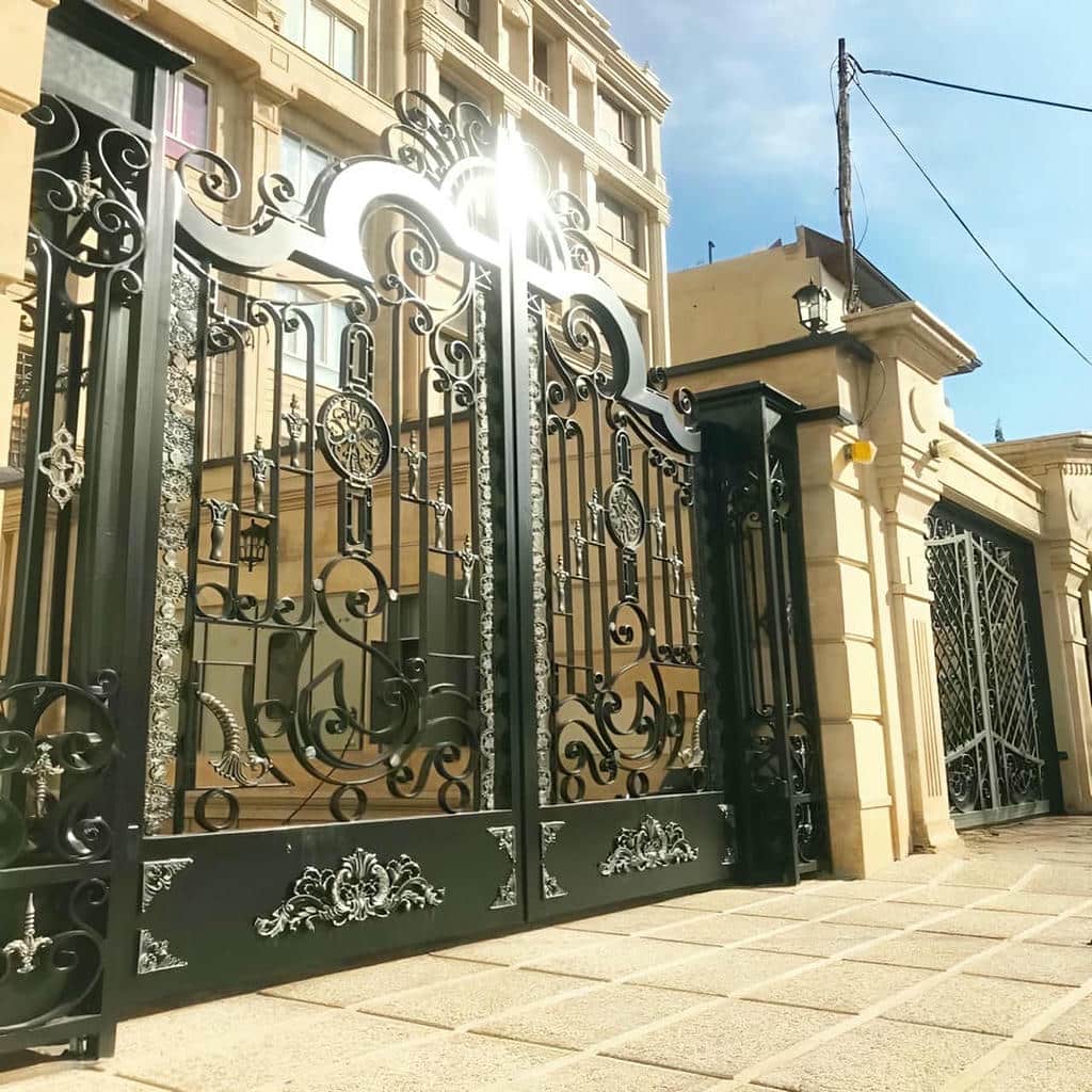 کنترل کیفیت درب پارکینگ فلزی دو لنگه پیش از تحویل
