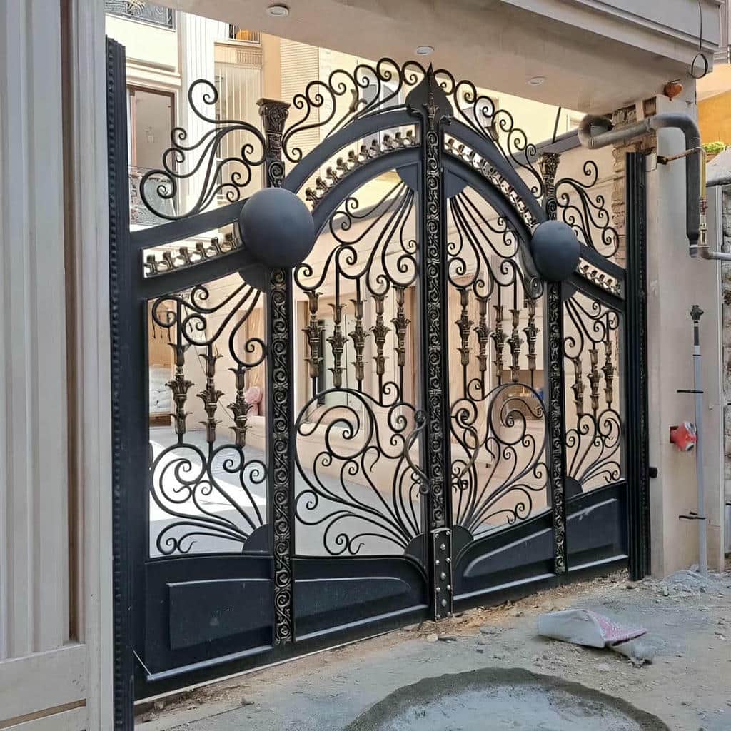 ساخت درب حیاط نمای آجری فرفورژه