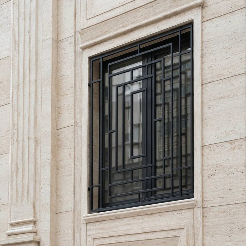 نصب حفاظ پنجره طبقه اول نزدیک ورودی ساختمان