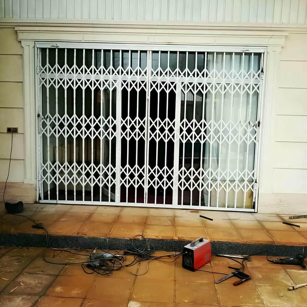 اجرای حفاظ پنجره ریلی بازشو با حرکت روان