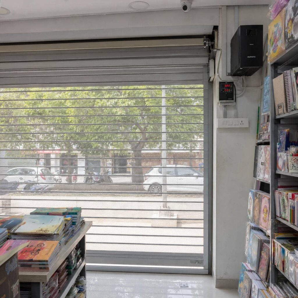 درب کرکره ای با رنگ هماهنگ نما