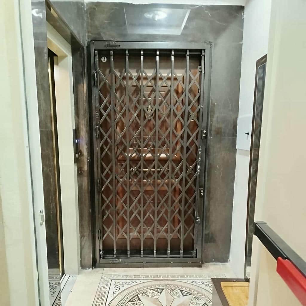 محافظ درب آپارتمان با جزئیات طراحی ورودی