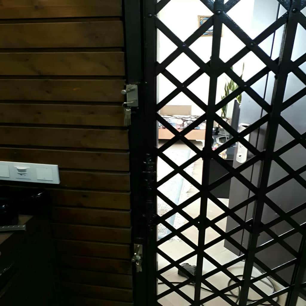حفاظ آکاردئونی ورودی آپارتمان با رنگ پوشش هماهنگ