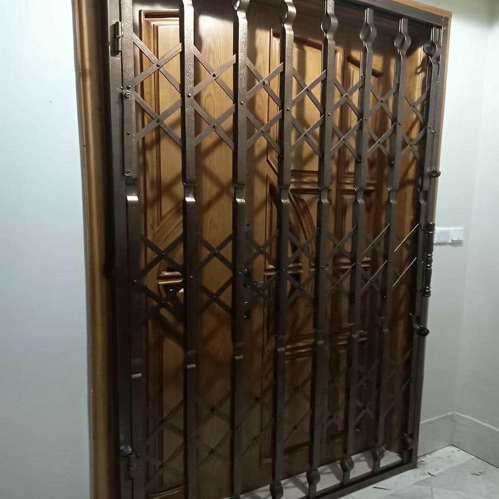 حفاظ پشت درب آپارتمان با مدل آکاردئونی