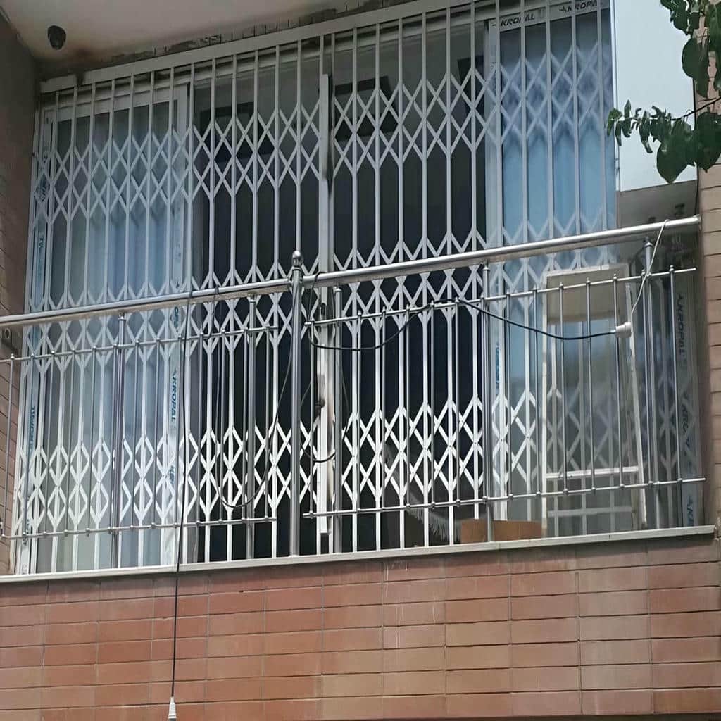 حفاظ ریلی درب با رنگ هماهنگ نما حفاظ ریلی درب با رنگ هماهنگ نما