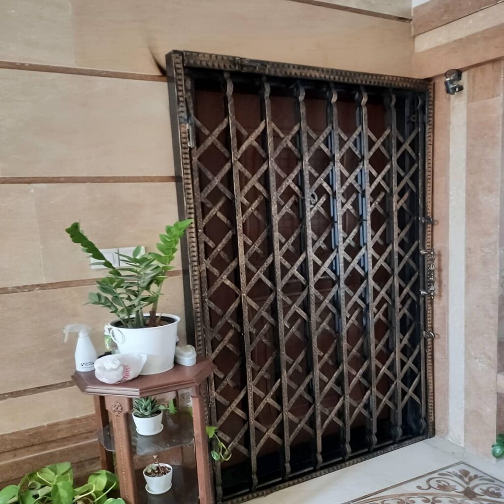 محافظ درب آپارتمان با ساختار مقاوم