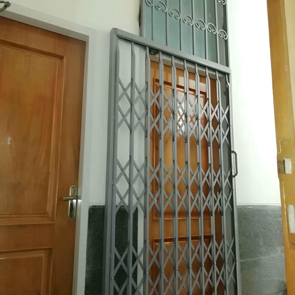 درب آکاردئونی آپارتمان با جزئیات فلزی و ساختار مقاوم