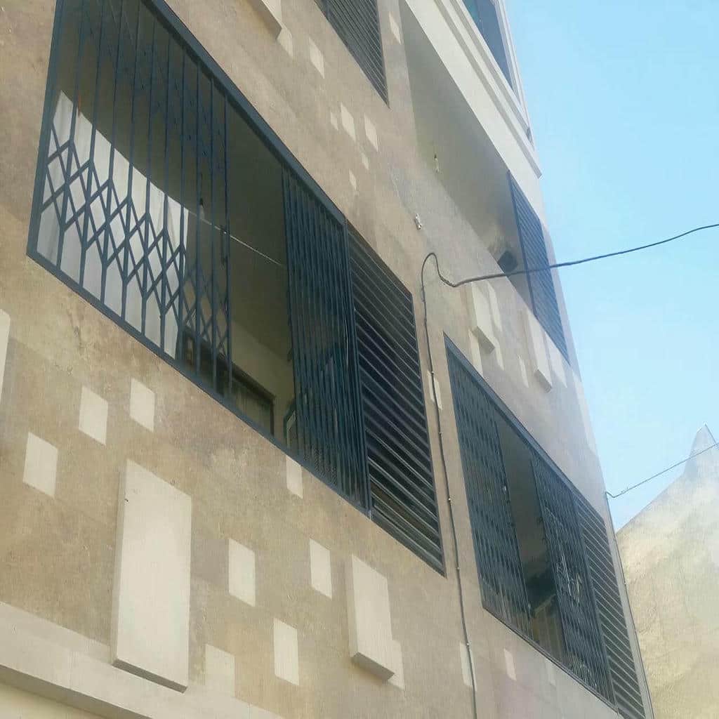 حفاظ پشت درب آپارتمان با رنگ پوشش هماهنگ