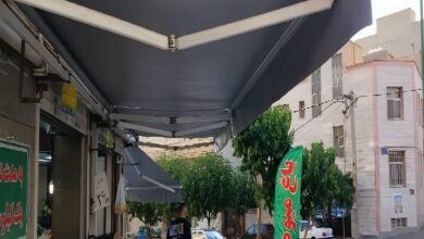 سایبان حیاط برقی با مدل بازویی هماهنگ ورودی ساختمان