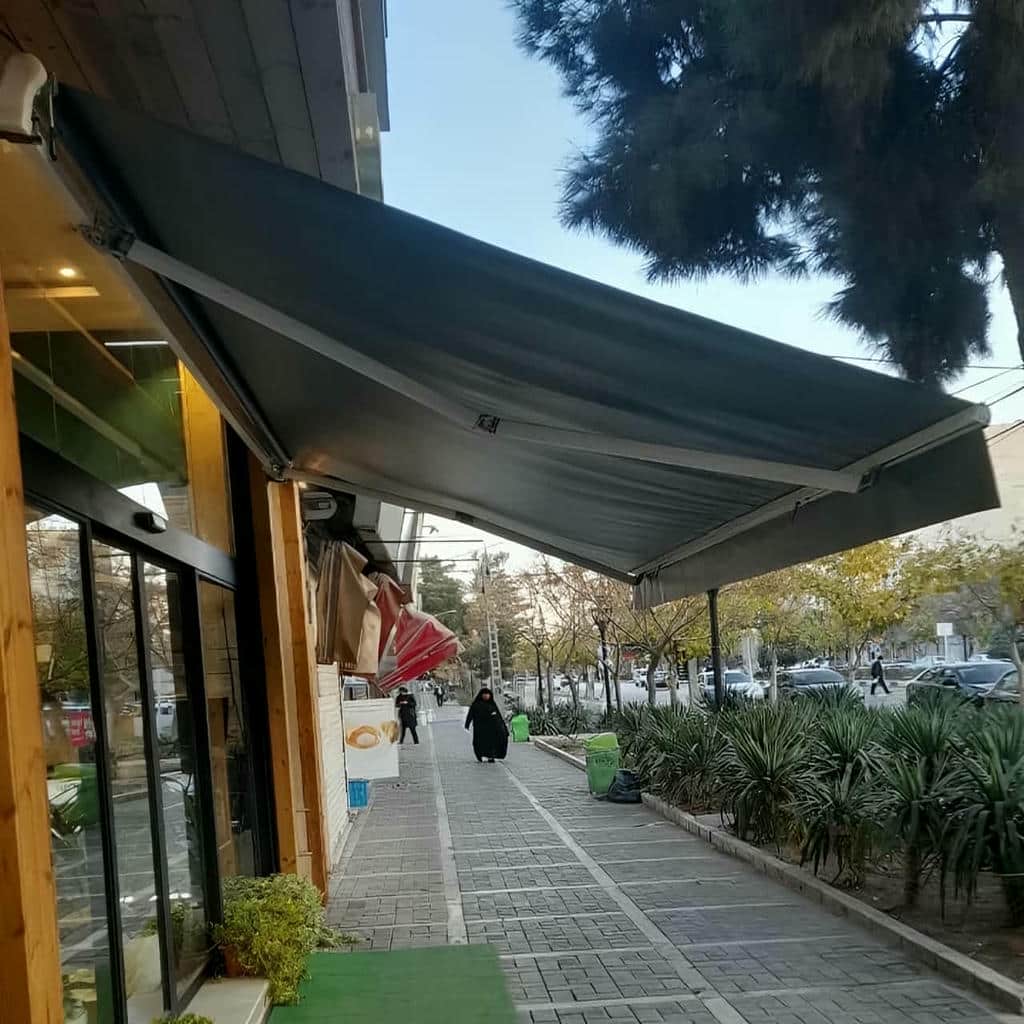 سایبان بازویی با رنگ هماهنگ نمای ساختمان سایبان بازویی با رنگ هماهنگ نمای ساختمان