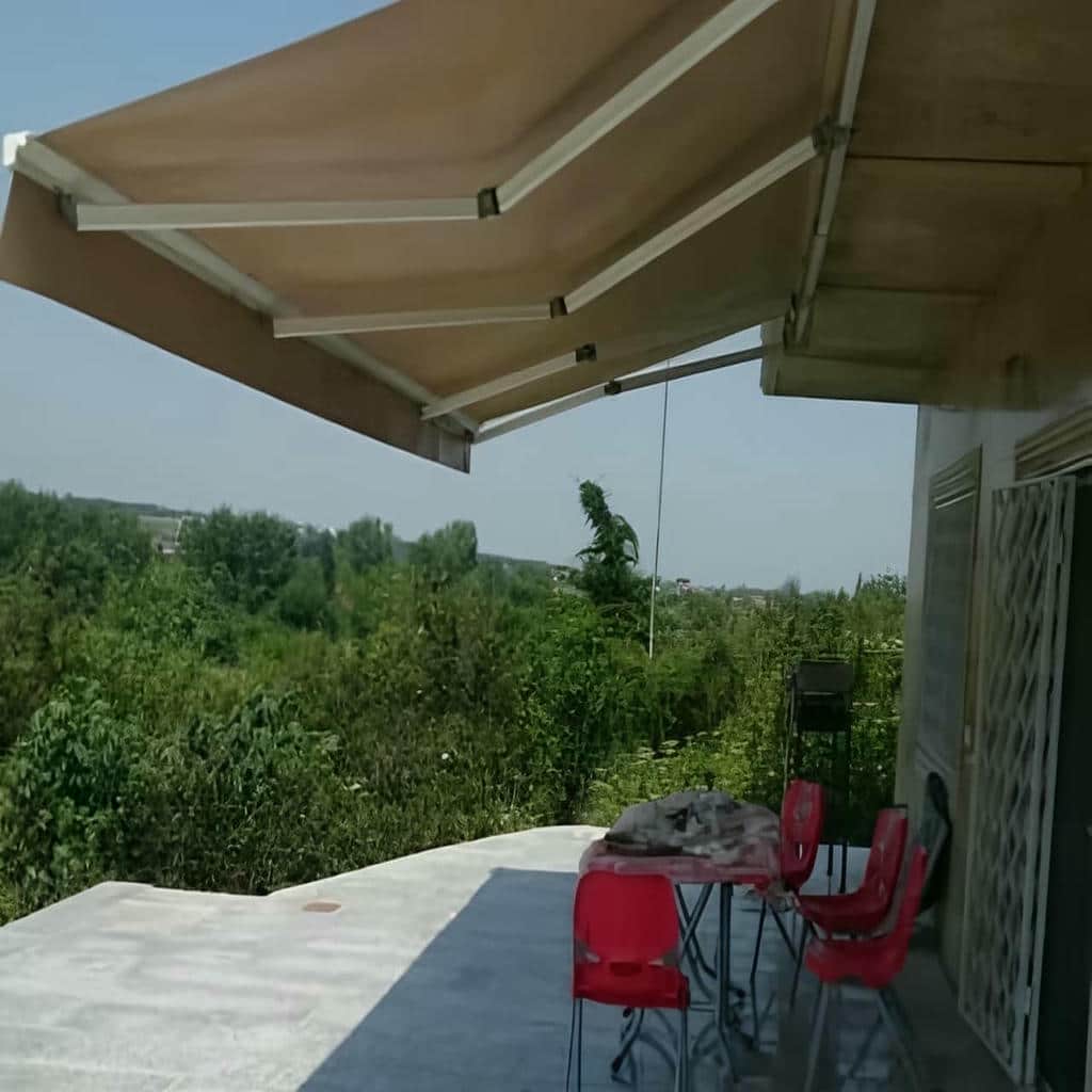 سایبان بالکن با مدل بازویی برقی