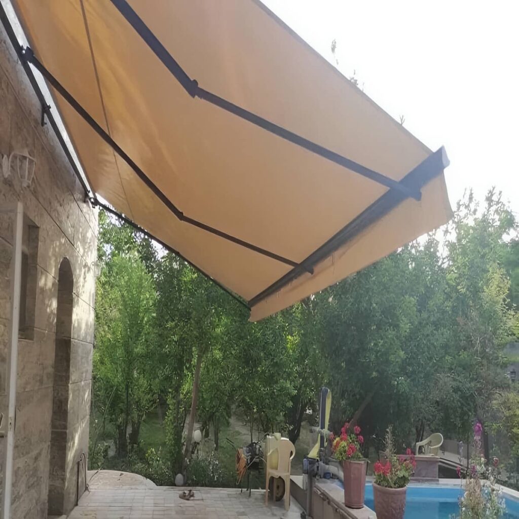 سایبان بازویی با انتخاب رنگ متناسب با معماری ساختمان