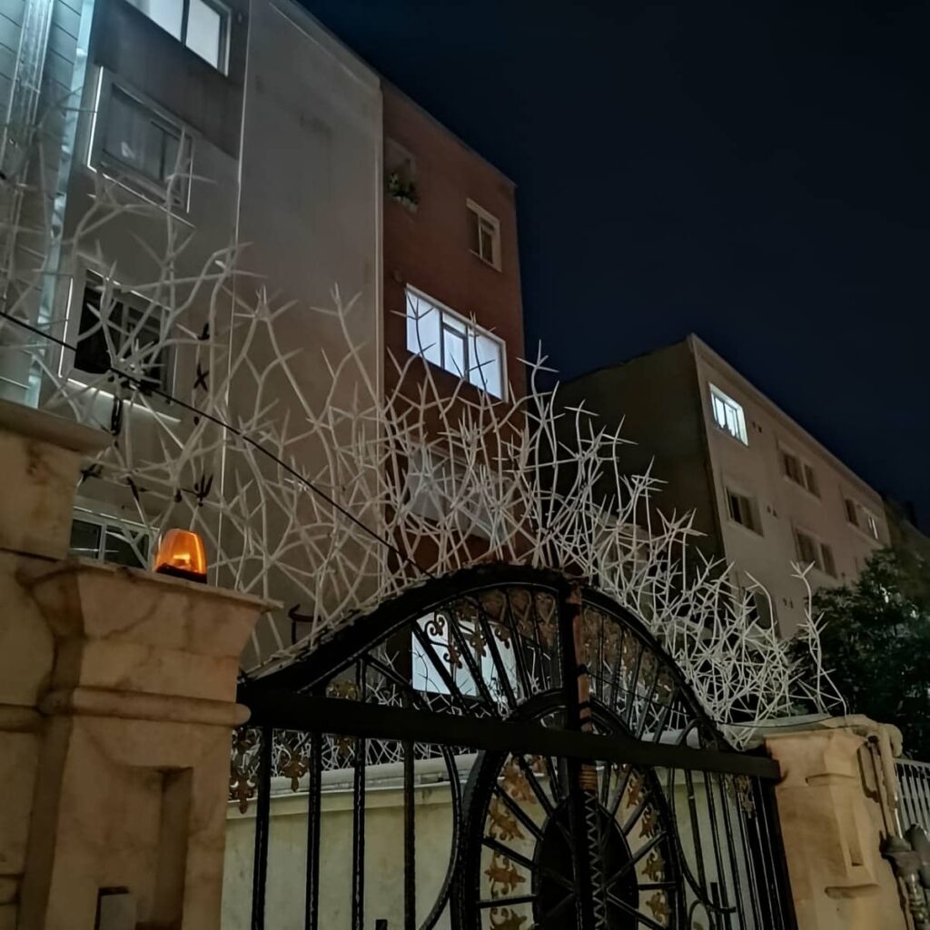 نرده آهنی روی دیوار مناسب دیوار باریک نرده آهنی روی دیوار مناسب دیوار باریک