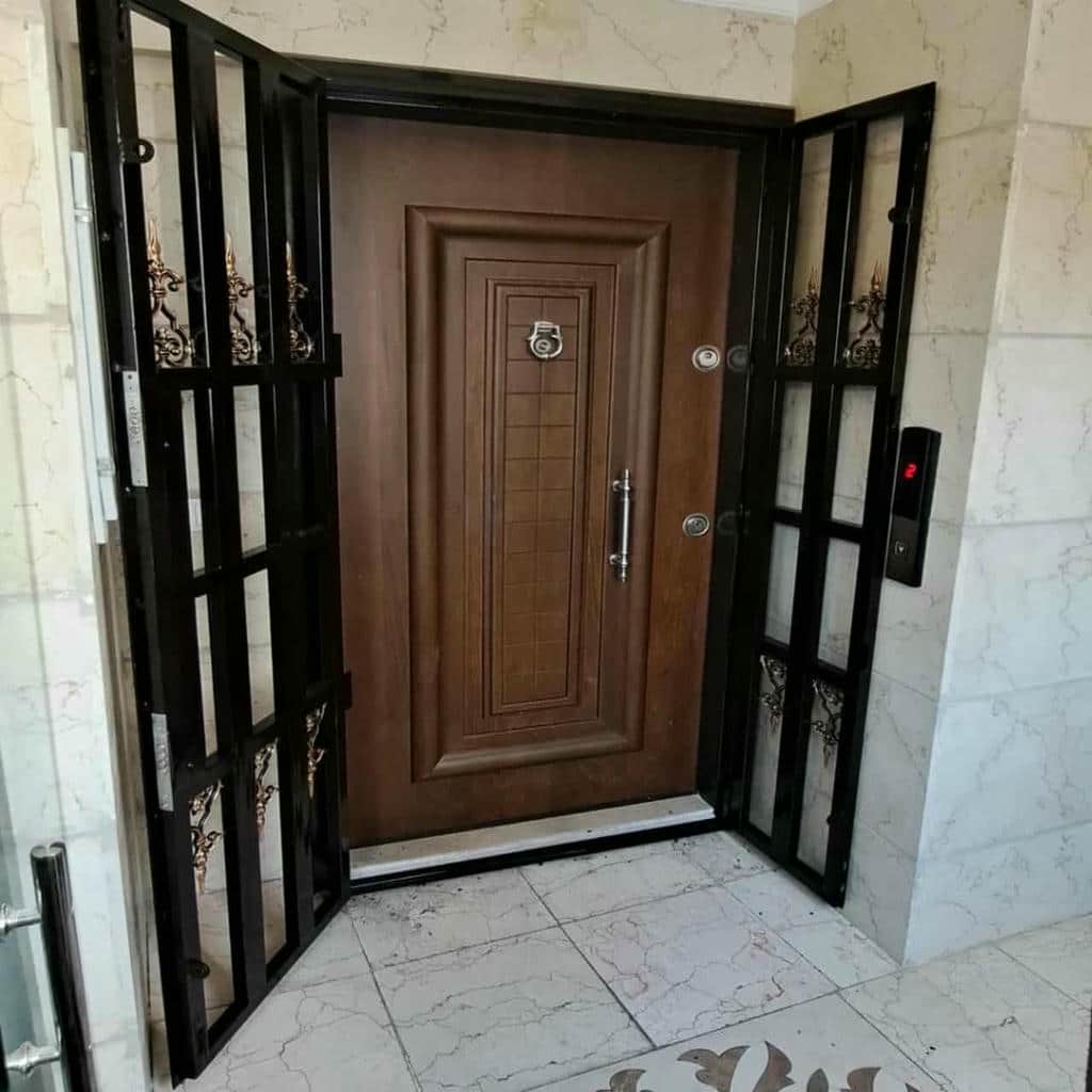 حفاظ کرکره ای با رنگ هماهنگ نمای ساختمان