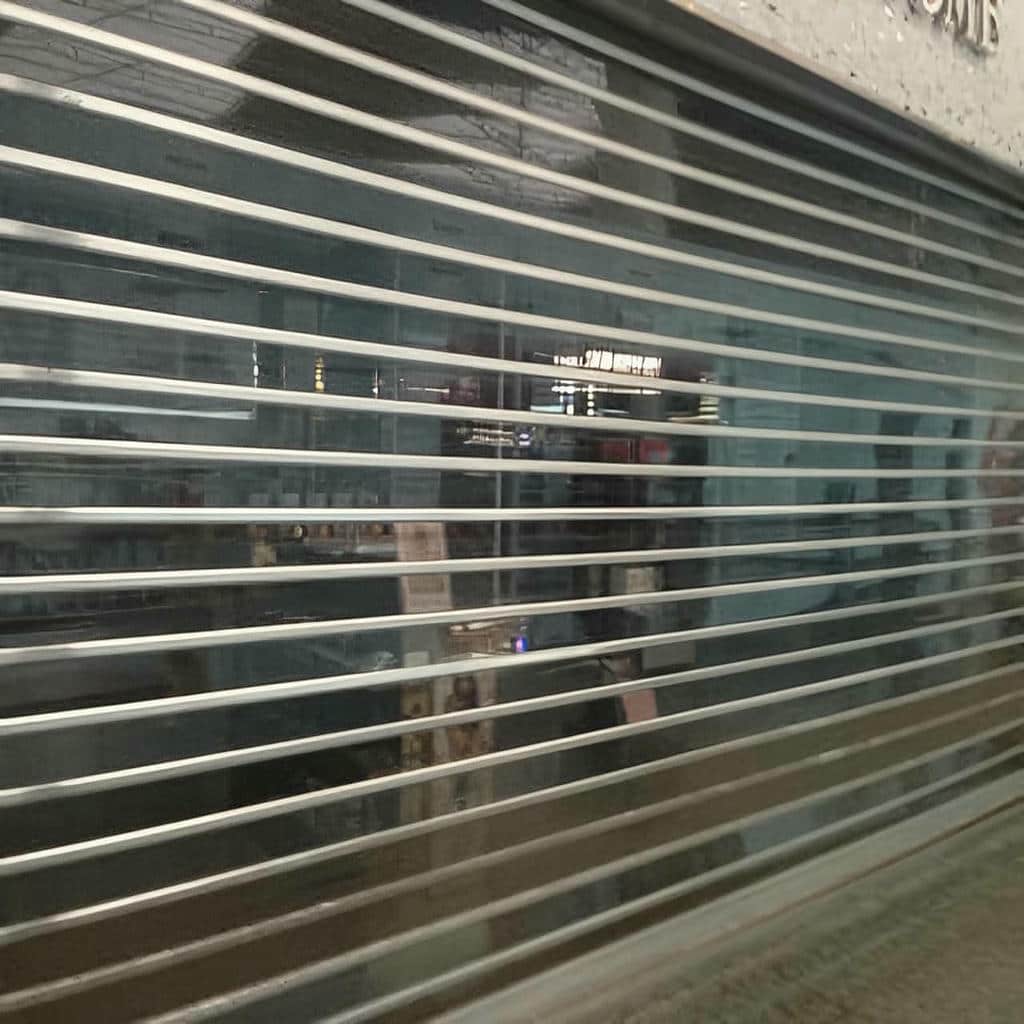 کرکره مغازه با رنگ هماهنگ نمای تجاری