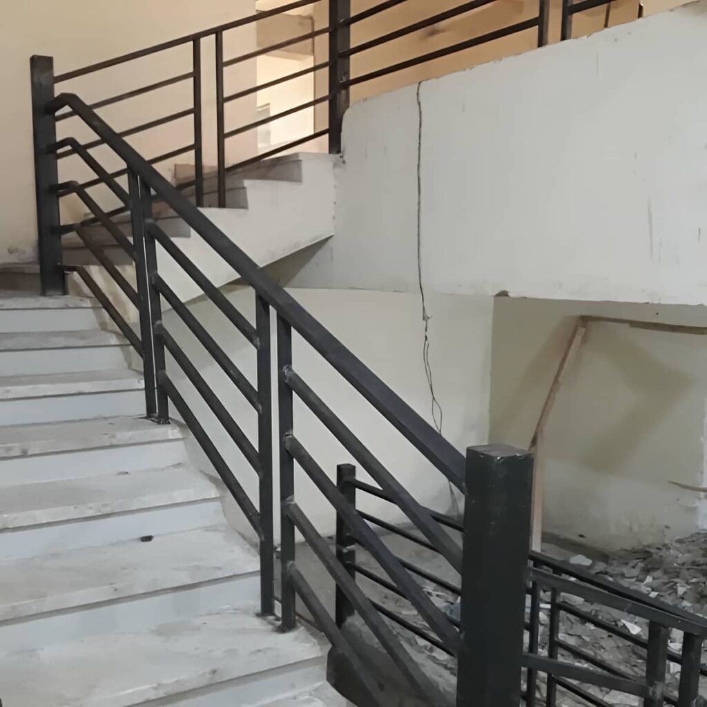 نرده پله آپارتمان با طراحی کاربردی