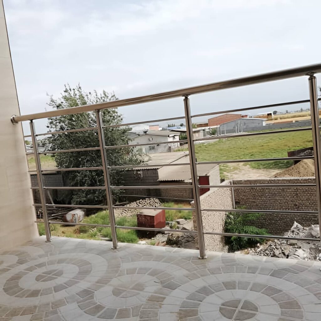 نرده بالکن با جزئیات متریال و پرداخت سطح