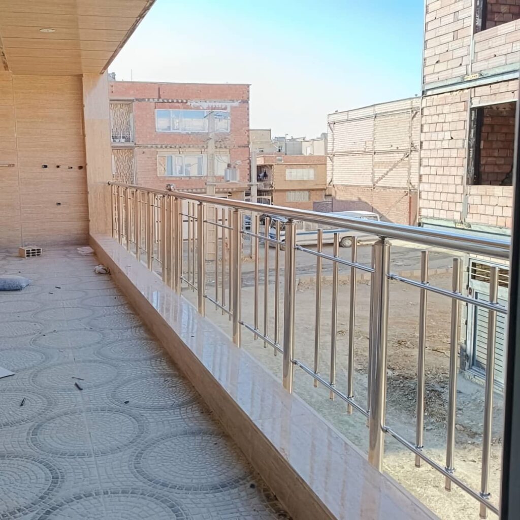 جان پناه بالکن با اندازه‌گیری دقیق محل