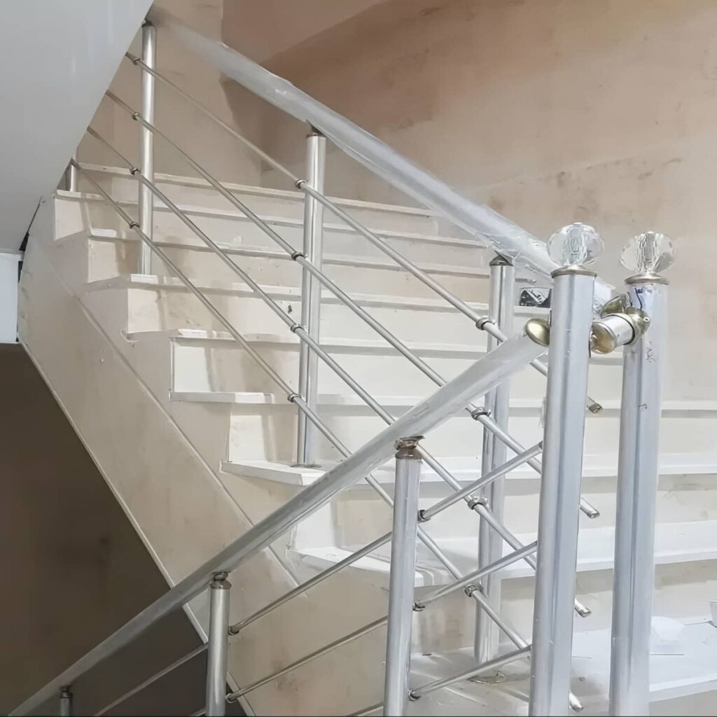 نرده استیل راه پله با طراحی مدرن ورودی