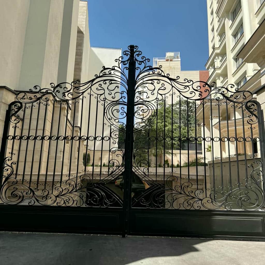 درب ویلایی پارکینگ هماهنگ با نمای ساختمان