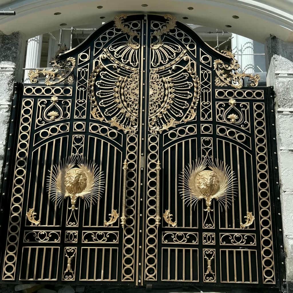 درب آپارتمان با رنگ هماهنگ نما
