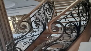 نرده بالکن آپارتمان فرفورژه با طراحی کلاسیک نمای ساختمان