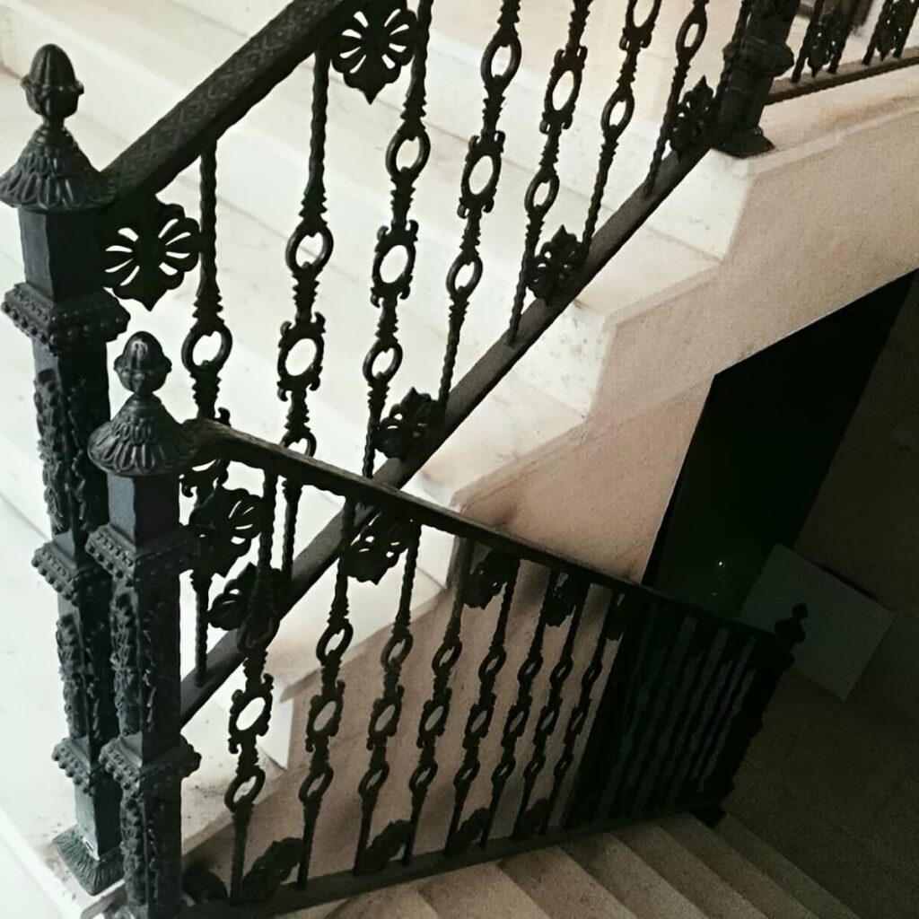 نرده فرفورژه بالکن با رنگ پوشش هماهنگ نما