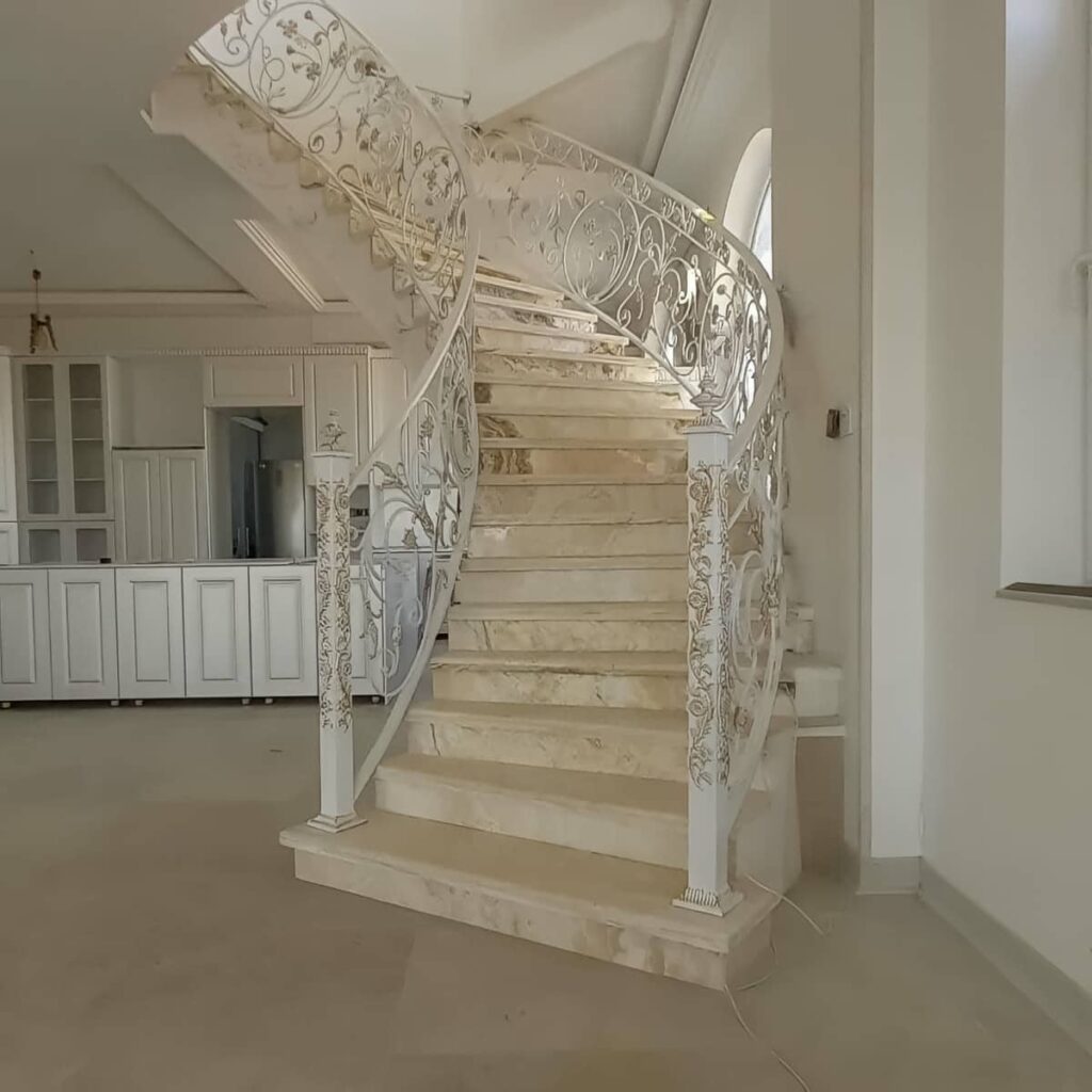 نرده فرفورژه بالکن با مدل کلاسیک نما