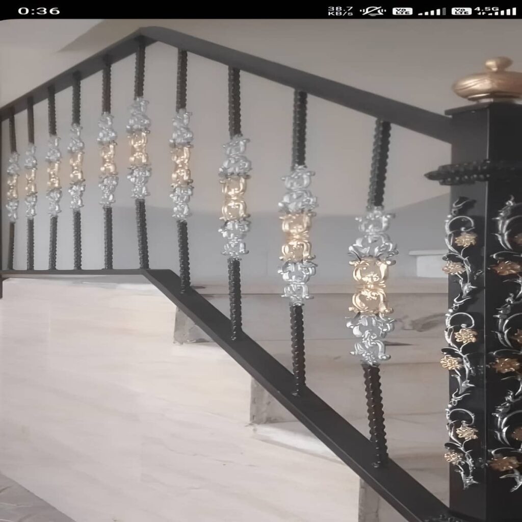 نرده فرفورژه راه پله با طراحی کلاسیک ساختمان