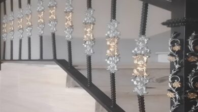 نرده فرفورژه راه پله با طراحی کلاسیک ساختمان