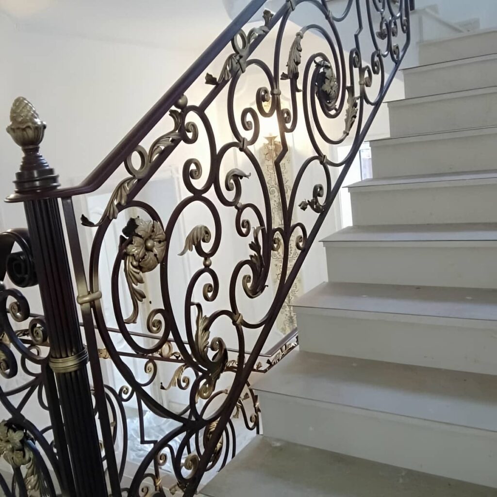 نرده فرفورژه راه پله با رنگ پوشش مقاوم