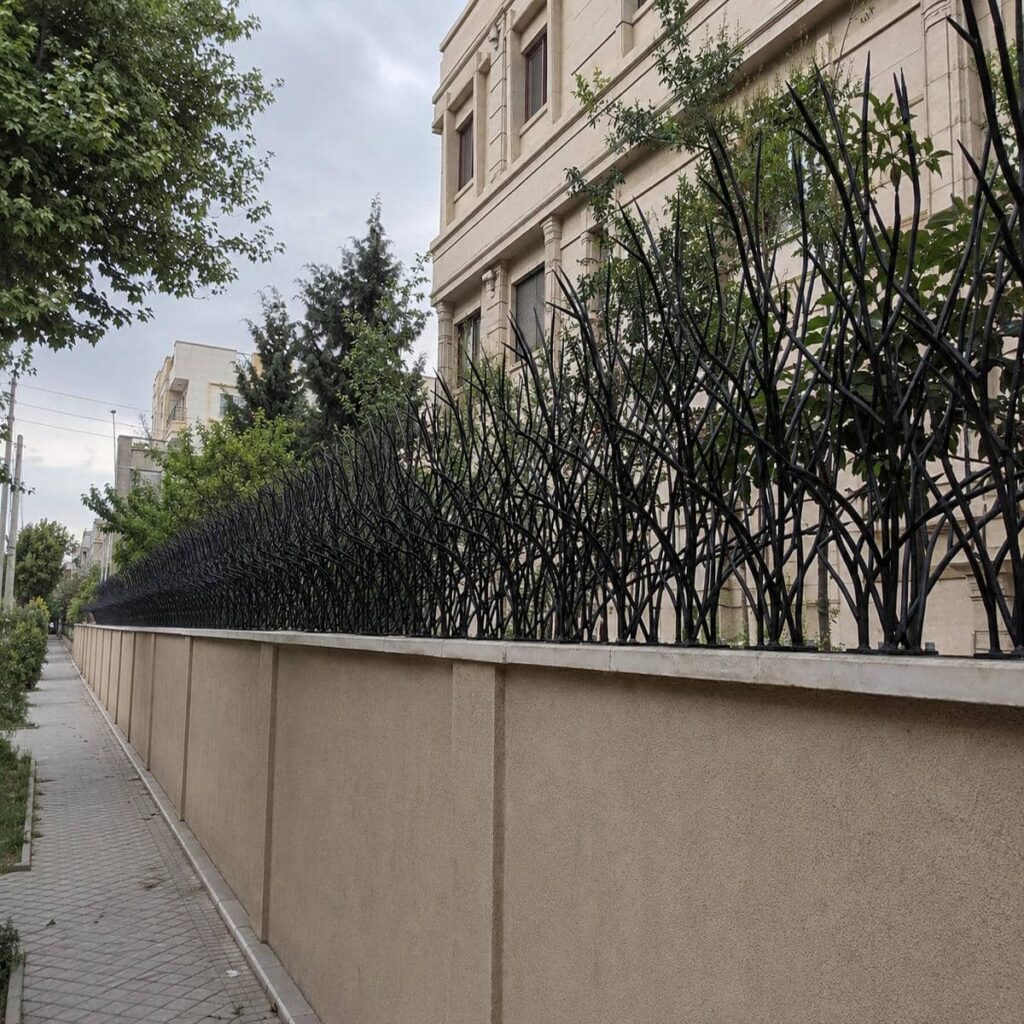 نرده آهنی روی دیوار مدل سرنیزه ای