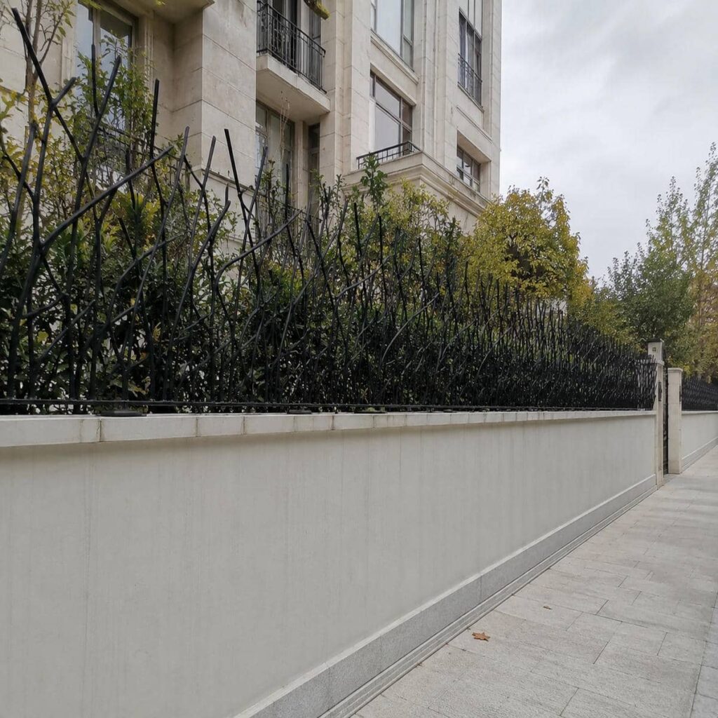 نرده روی دیوار با طراحی کلاسیک فرفورژه