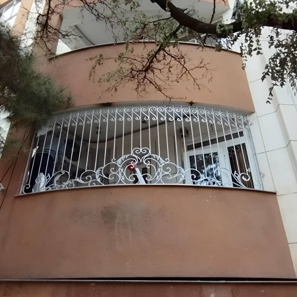 نرده بالکن در تراس خانه با مدل ساده