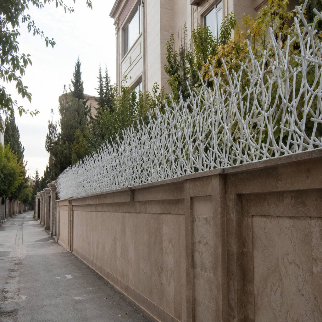 نرده آهنی روی دیوار با مدل سفارشی