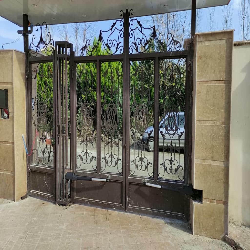 بازوی الکترومکانیکی مشکی کنار ستون سنگی باغ