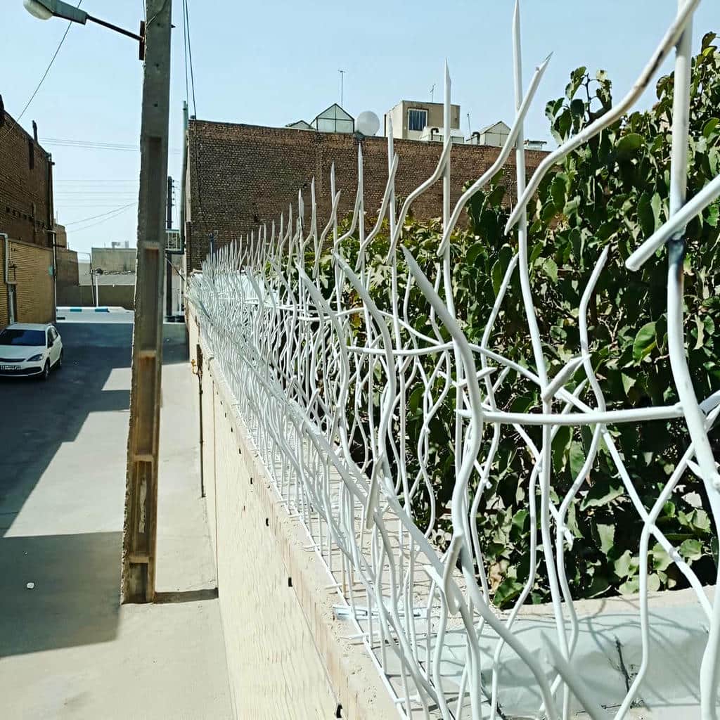 بررسی مشخصات نرده ایرانی روی میز مشاوره