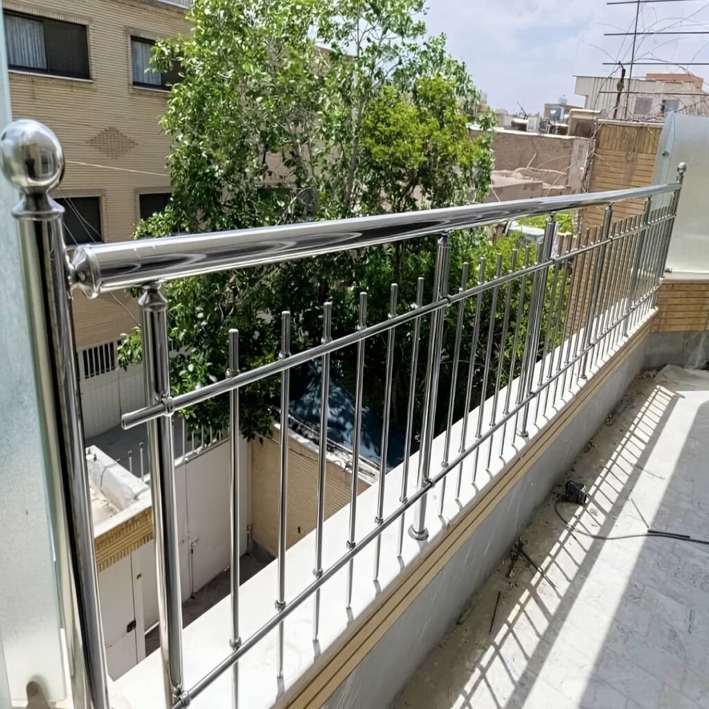 جانپناه استیل برسخورده با دستانداز باریک روی ایوان جانپناه استیل برسخورده با دستانداز باریک روی ایوان