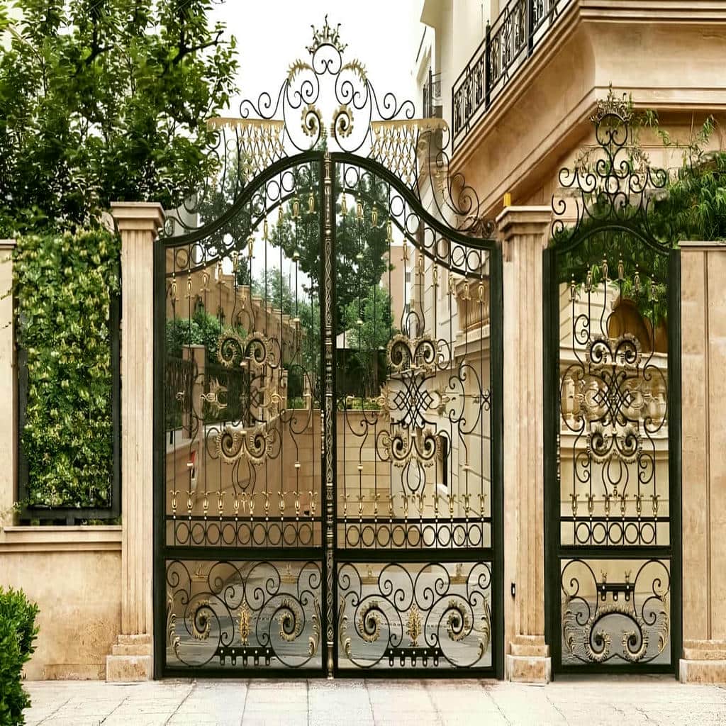 جزئیات تزئینی متقارن روی لنگه آهنی مشکی جزئیات تزئینی متقارن روی لنگه آهنی مشکی