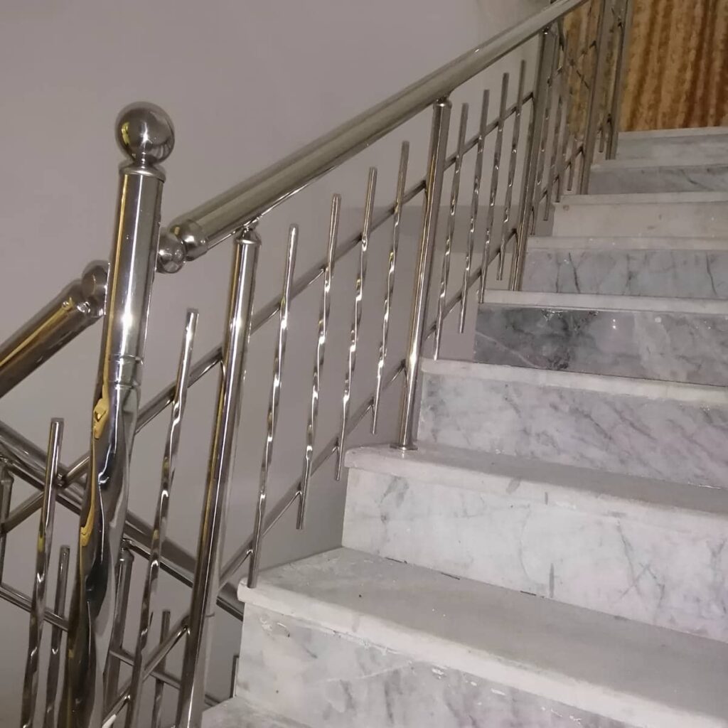 جزئیات پایه استیل برس خورده کنار سنگ روشن