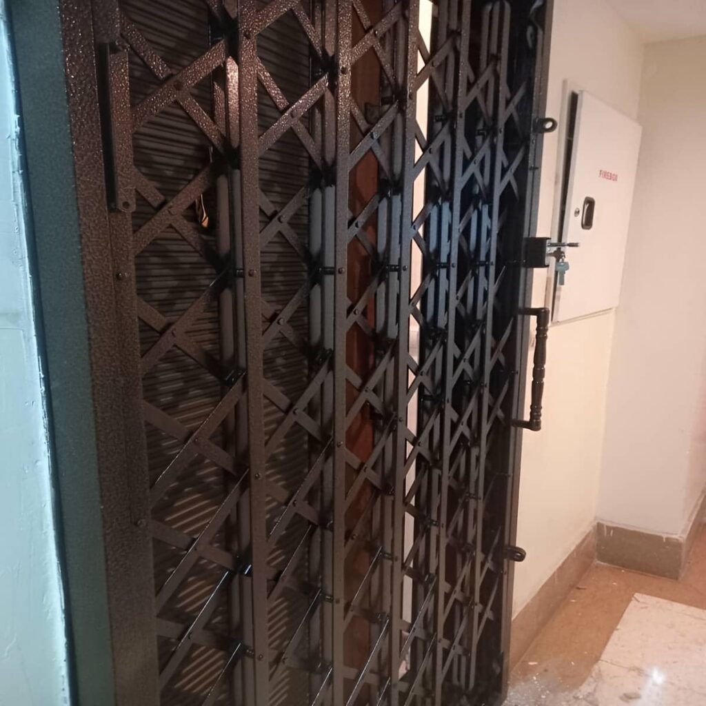 جزئیات پرچ و تسمه حفاظ درب آکاردئونی جزئیات پرچ و تسمه حفاظ درب آکاردئونی