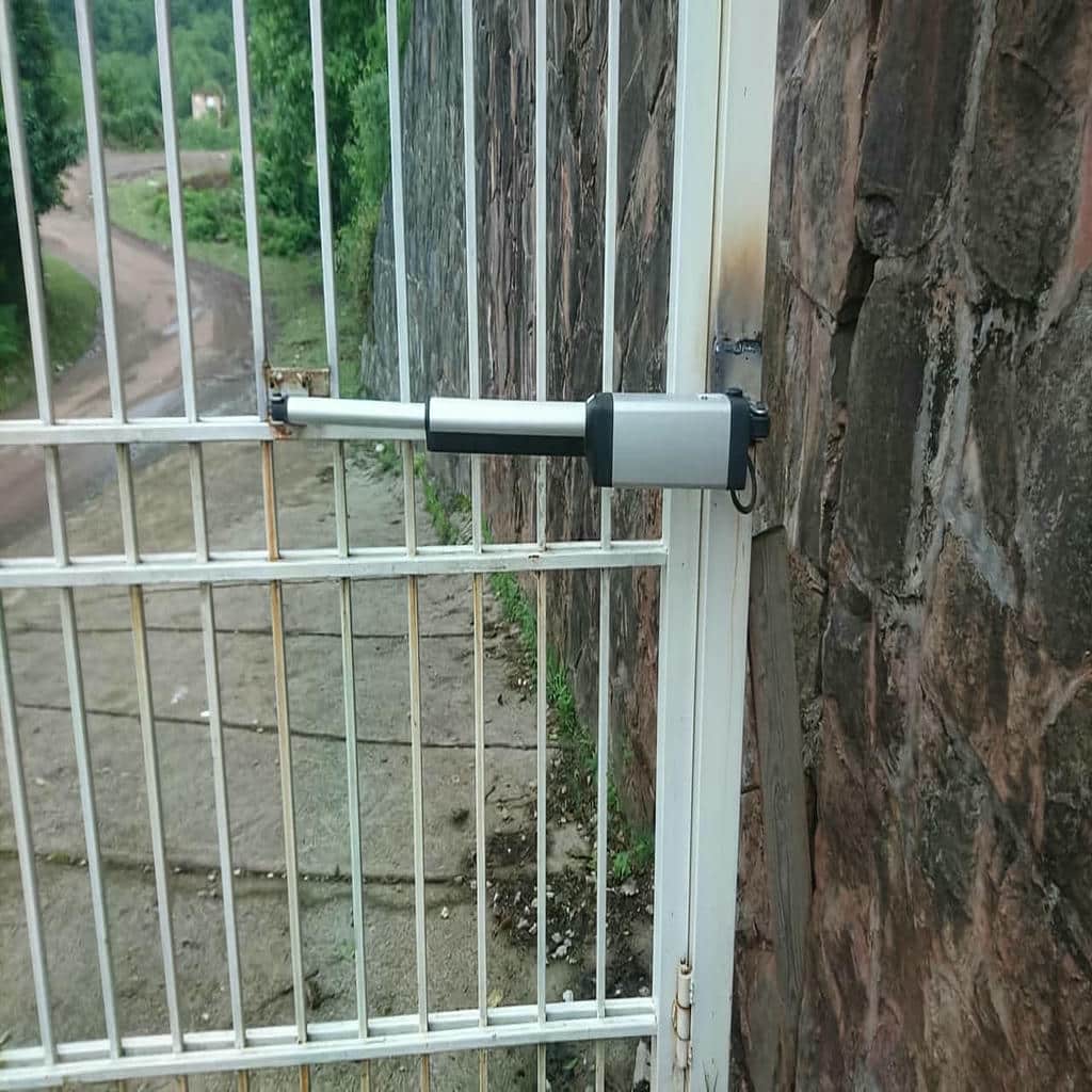 جک درب پارکینگ خاکستری کنار دروازه مشکی
