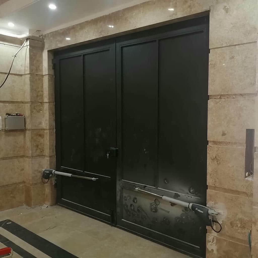 جک درب پارکینگ مشکی روی لنگه آهنی سنگین