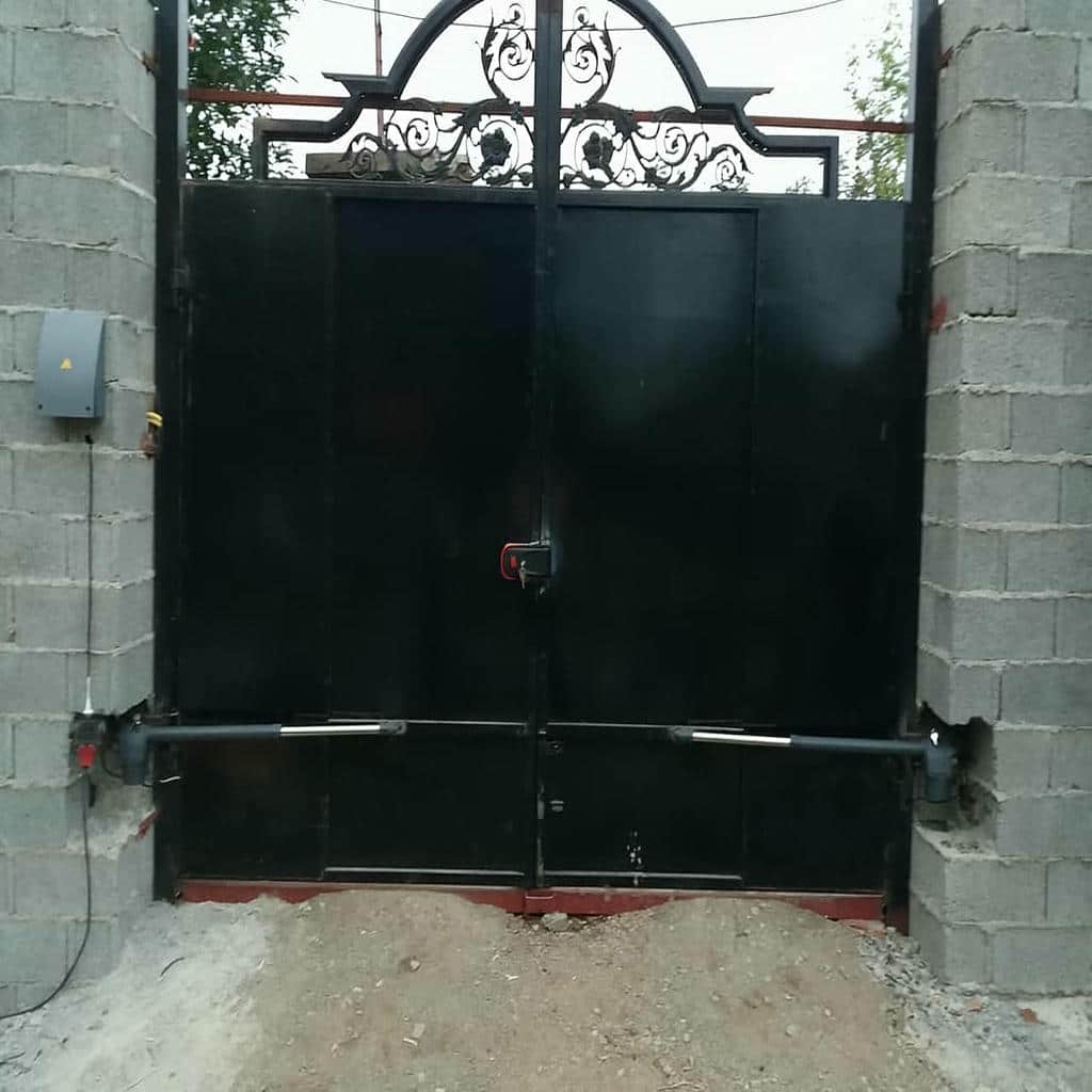 جک درب پارکینگ کنار ستون سیمانی در بندرعباس جک درب پارکینگ کنار ستون سیمانی در بندرعباس